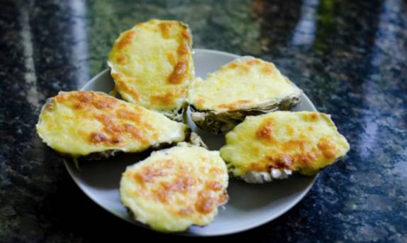 Deliciosas ostras recobertas com queijo derretido, iguaria típica do Ribeirão da Ilha, no sul de Florianópolis (foto da internet)